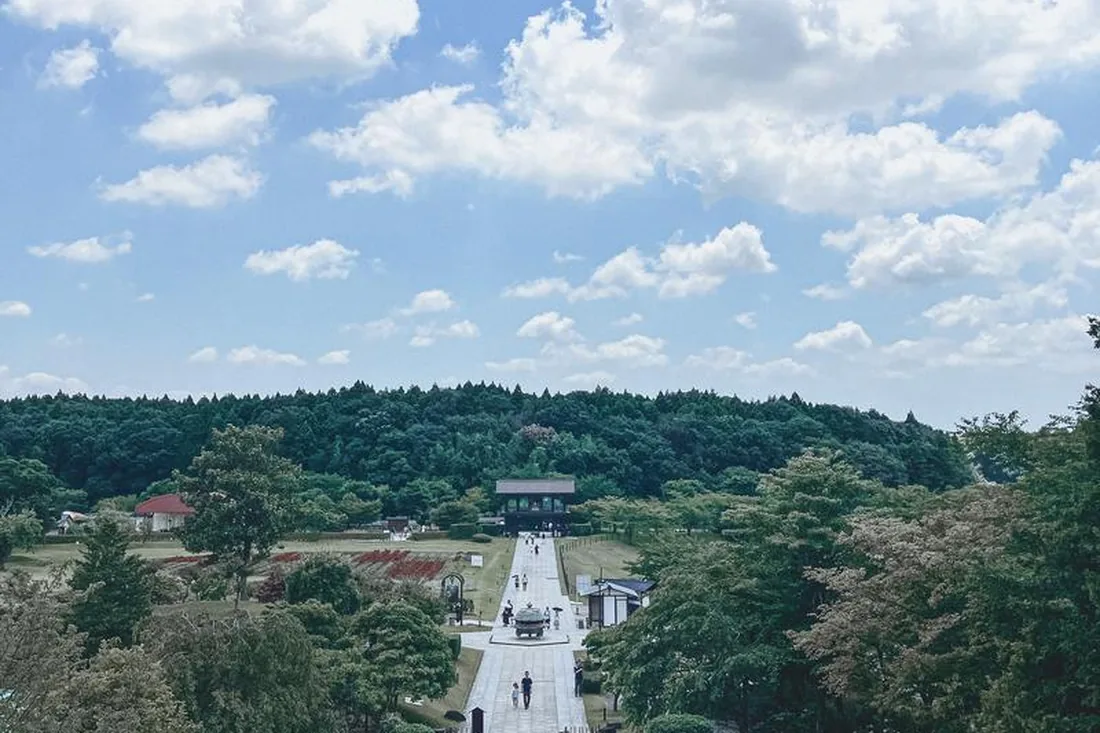 緑深い山あいに続く石畳の参道